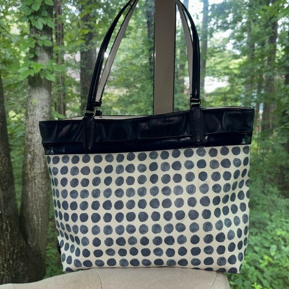 COACH 29432 Daisy Dot Print Tote Bag White Navy Patent Leather Trim - Picture 2 of 15